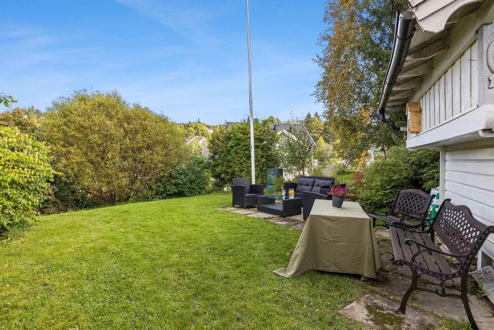 Eiendommen byr også på hyggelige utearealer med forholdsvis flatt terreng. Her er det gode muligheter for å etablere flere soner med utemøbler, grill og plass til sosialt samvær med familie og venner. Galleribilde