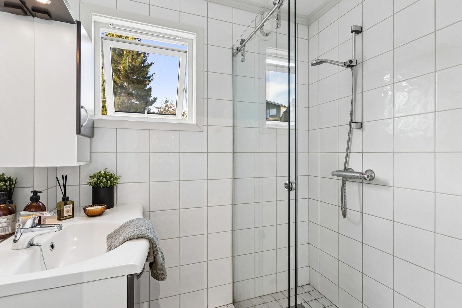 Badet i 1. etasje er på ca. 3 m² og har flislagte gulv og vegger. Galleribilde