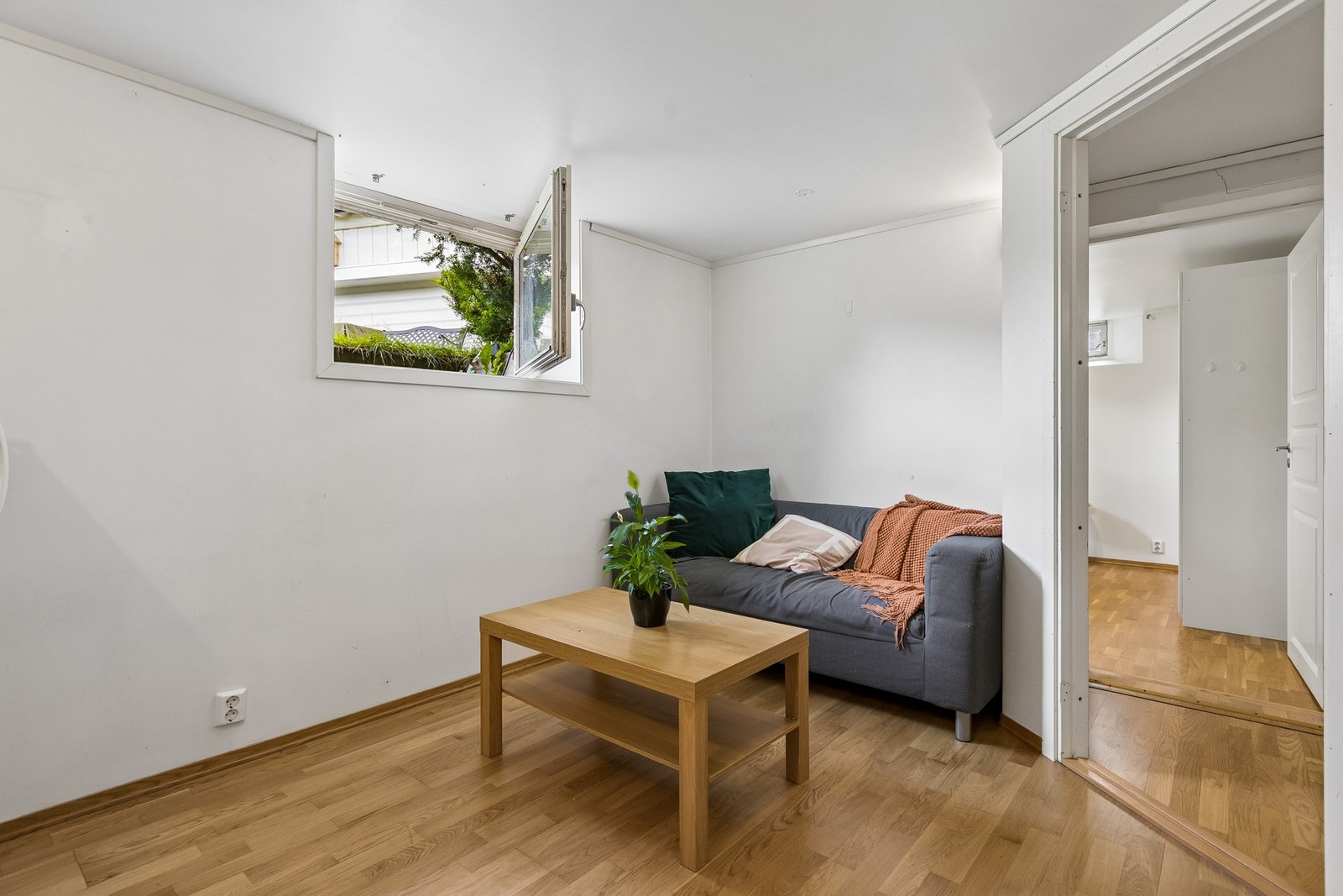 I tillegg er stue/kjøkken på ca. 10 m² godkjent som soverom, noe som gir ekstra fleksibilitet i bruken av kjelleretasjen. Rommet er i dag innredet med kjøkken, men godkjenningen gir flere muligheter for hvordan arealet kan disponeres etter behov. Galleribilde