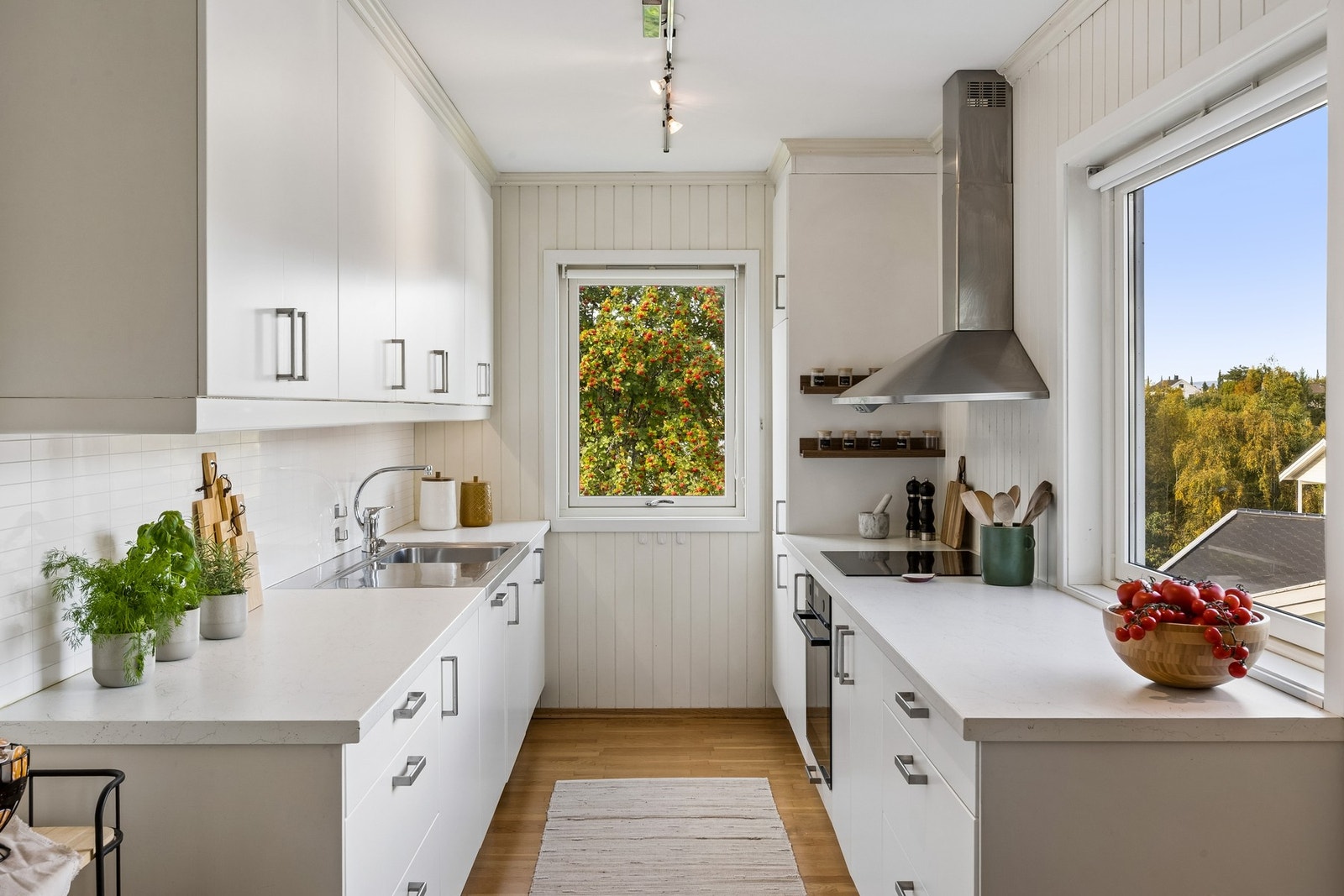 En innholdsrik og fleksibel bolig med fire soverom, gode oppholdsarealer, balkong, solrik hage og mulighet for leieinntekter fra kjellerdelen. Galleribilde