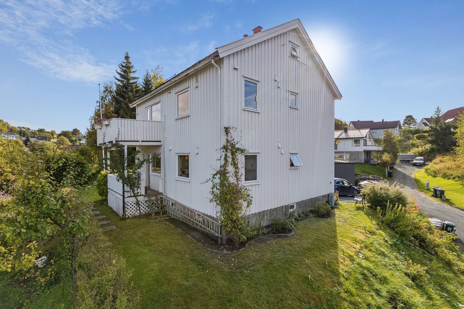 Det er parkeringsplass på egen tomt. Adkomst til eiendommen skjer via privat vei med felles ansvar, og det faktureres et gebyr på ca. kr 850 to ganger i året, tilsvarende en årlig kostnad på ca. kr 1 700. Galleribilde