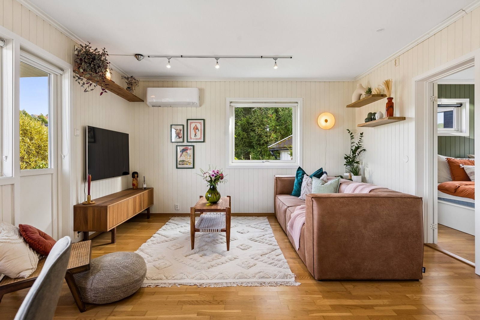 Her er det parkett på gulvet, varmepumpe fra 2023 og direkte utgang til boligens balkong på ca. 6 m². Galleribilde