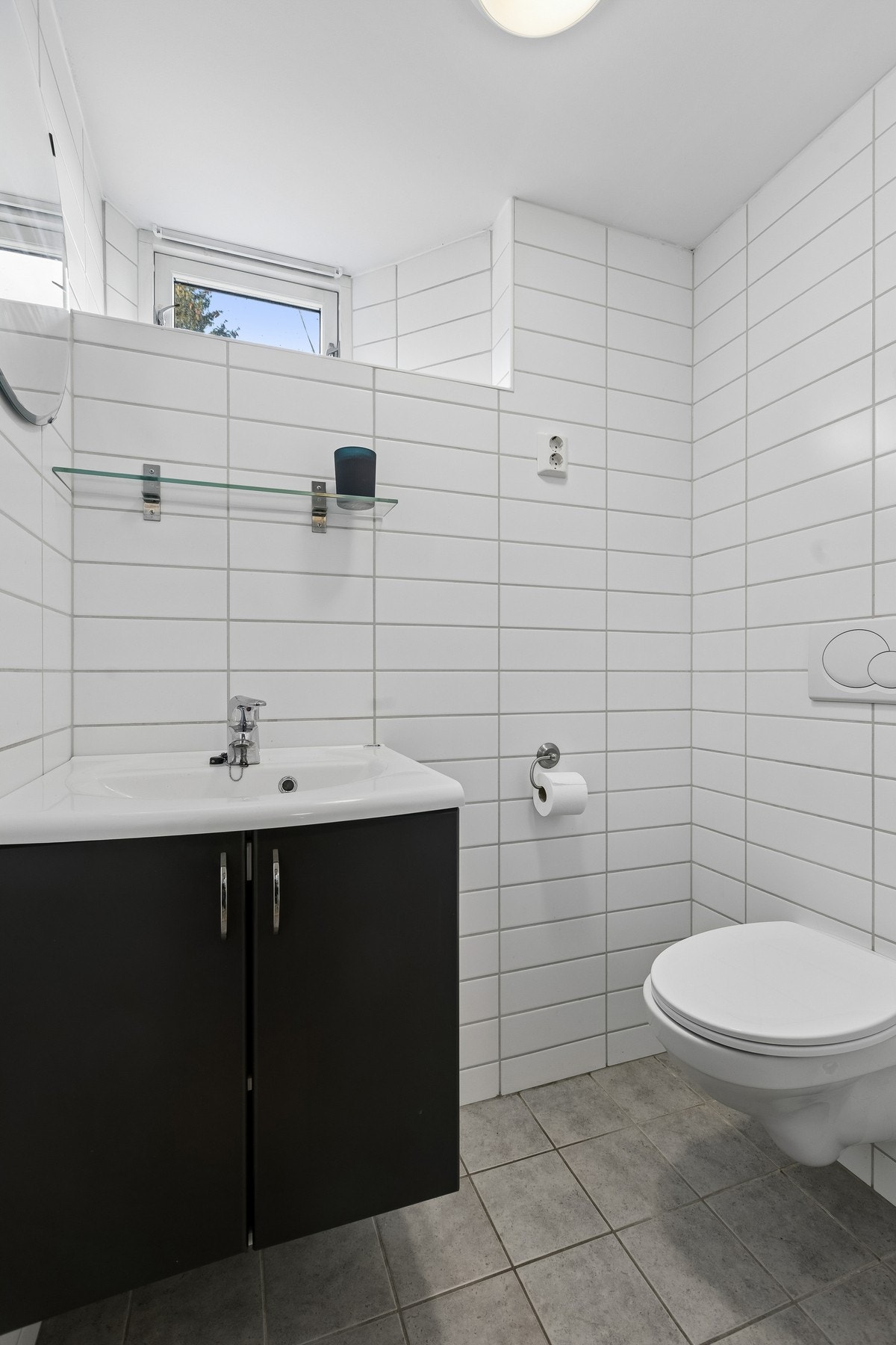 I tillegg har kjelleretasjen et separat toalettrom med gulvvarme, samt et eget vaskerom på 4,5 m² med praktiske løsninger for klesvask og oppbevaring. Galleribilde