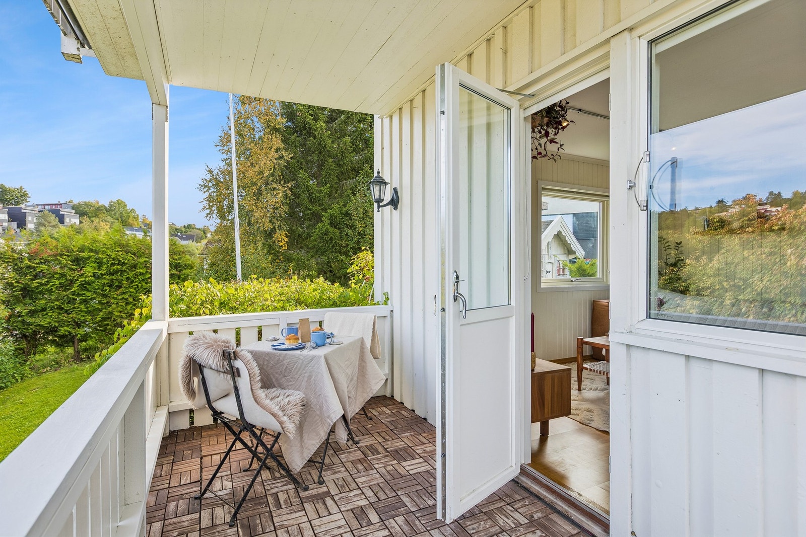 Boligen ligger fint til på en høyde i et rolig og etablert boligområde på Nidarvoll, og byr på gode solforhold, utsikt, balkong, hage og parkeringsmuligheter. Galleribilde