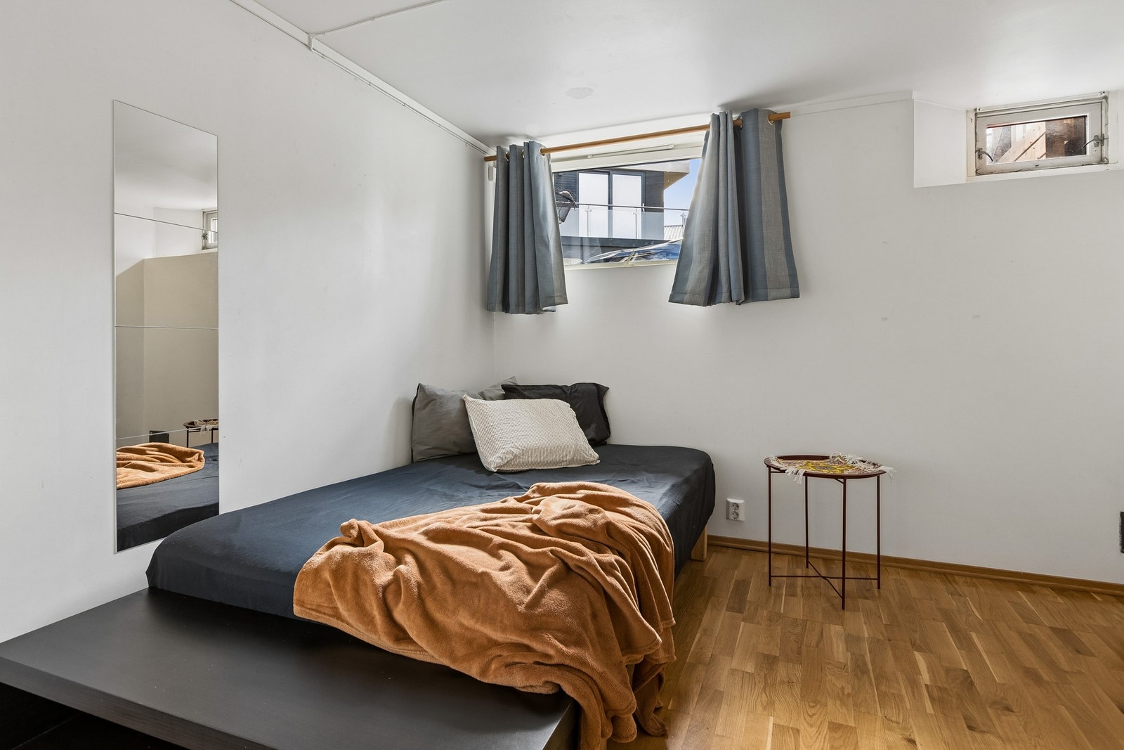 Kjelleretasjen inneholder to gode soverom på ca. 9 m² hver, stue/kjøkken, bad, toalettrom, vaskerom og gang. Galleribilde