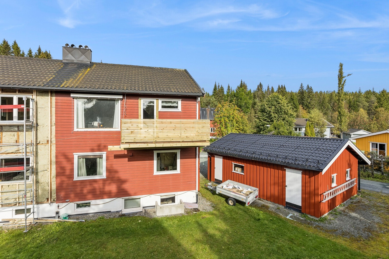 Fine uteområder rundt boligen. Nåværende eier opplyser at kjellerveggene er utvendig isolert. Galleribilde