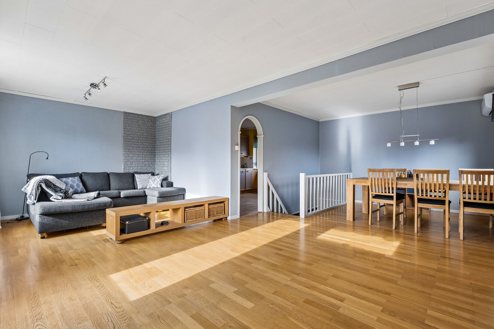 Stuen har god plass til både sofa og øvrig møblement. Galleribilde