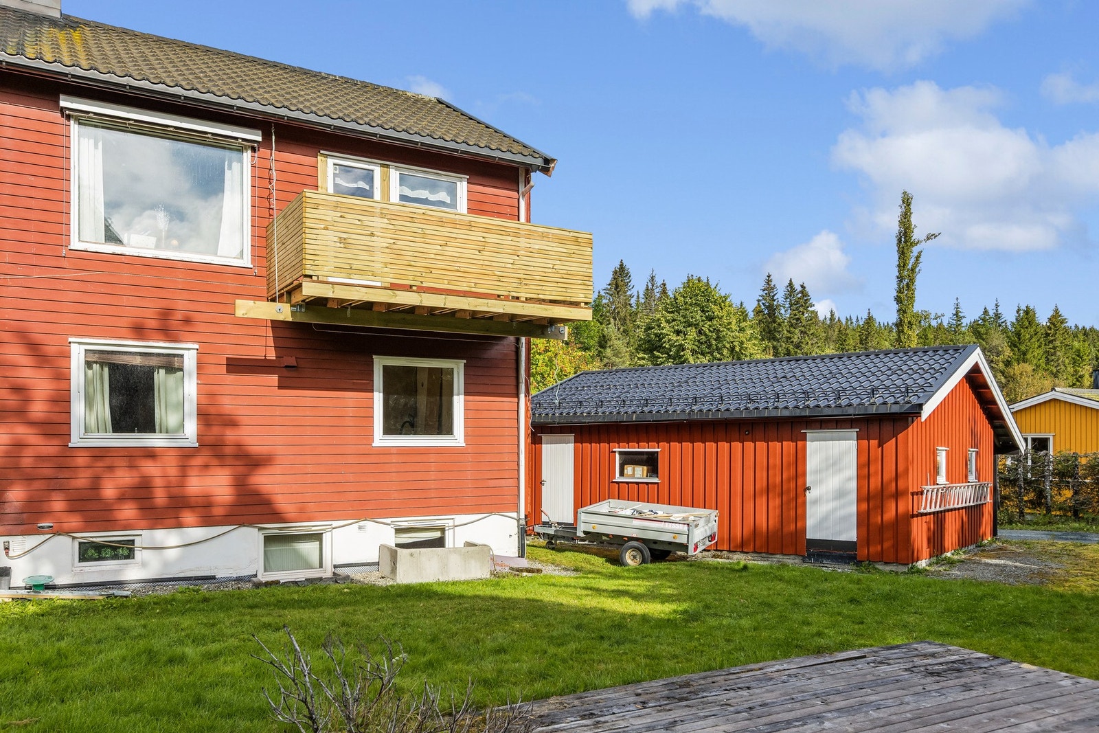 Det er ingen gjennomgangstrafikk i området, og området er svært rolig og stille. Her er det lite til ingen trafikkstøy, noe som gjør beliggenheten spesielt godt egnet for barnefamilier. Velkommen til visning! Galleribilde