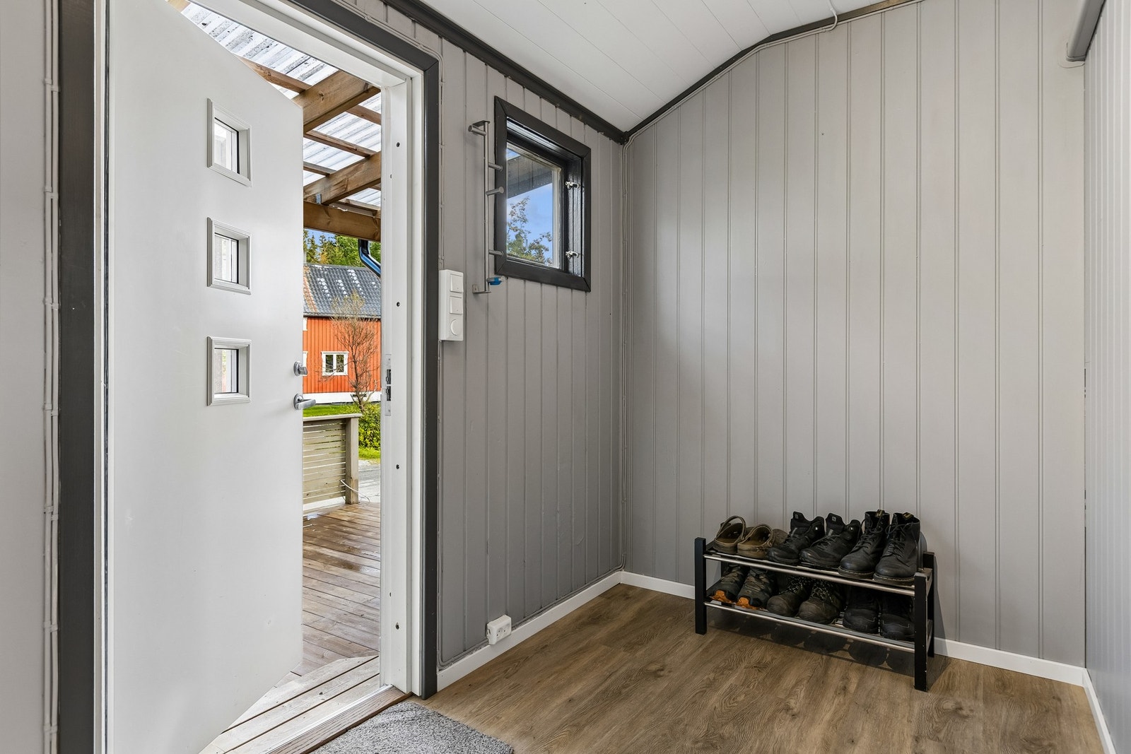 Entré med plass til yttertøy og sko. Galleribilde