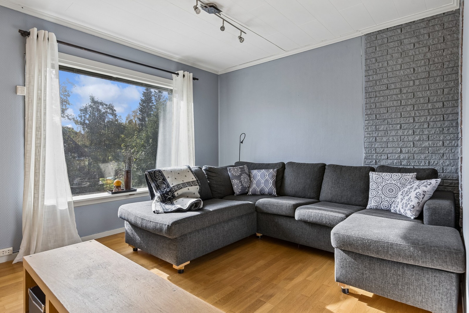 Store vindusflater gir godt med naturlig lys. Galleribilde