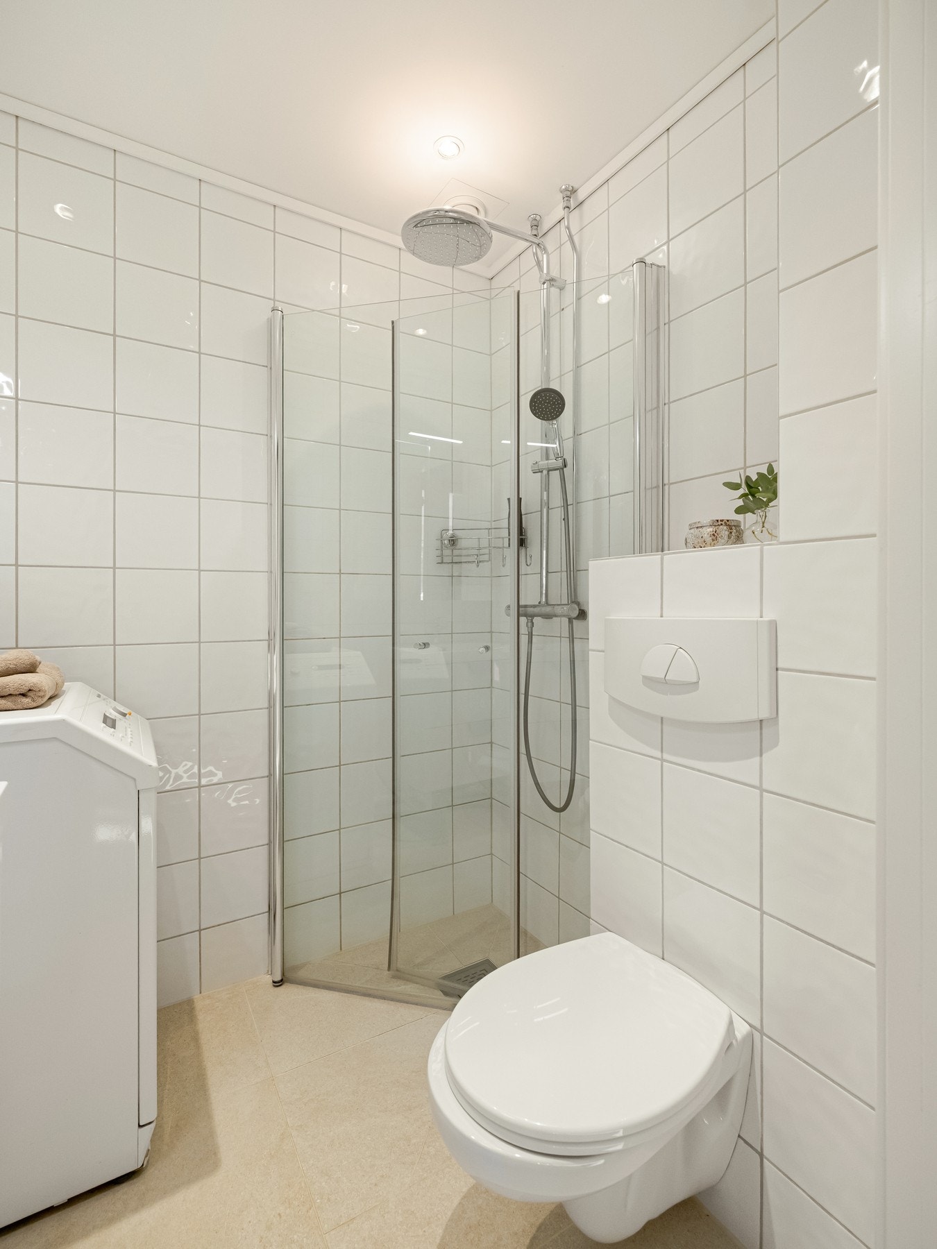 Det er både plass og opplegg til vaskemaskin. Om det ikke skulle være behov, så er det også fellesvaskeri i kjelleren. Galleribilde