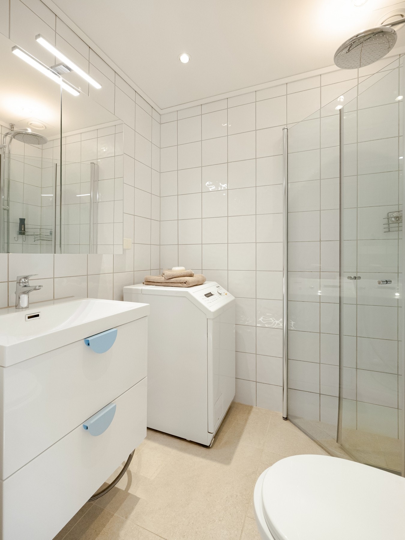 Fra entreen finner vi badet. Det ble oppgradert i 2024, med ny innredning, varmekabler og gulv. Galleribilde