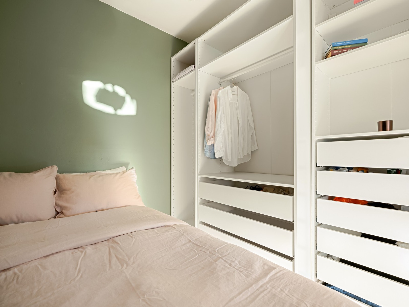 Her er det bra med plass til både dobbeltseng og garderobe. Sistnevnte følger med i salget. Galleribilde