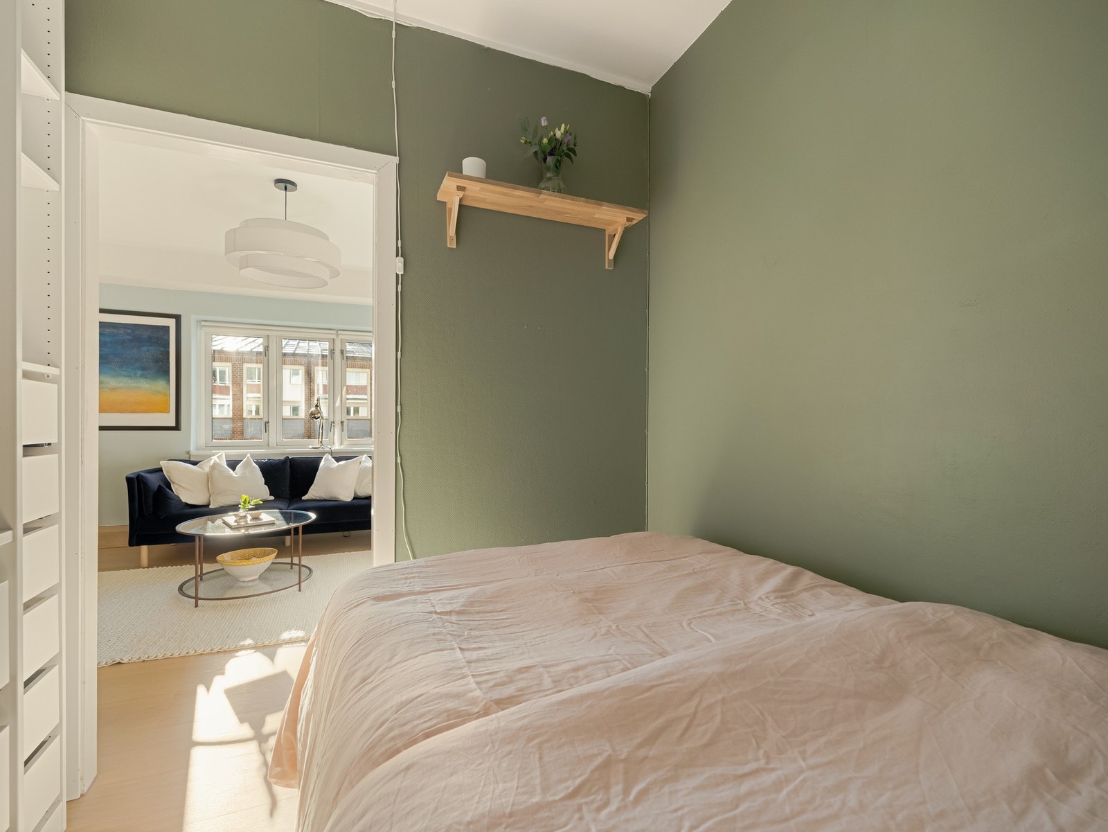 Solen sniker seg inn gjennom den åpne løsningen og vekker deg om morgenen på sommeren. Galleribilde
