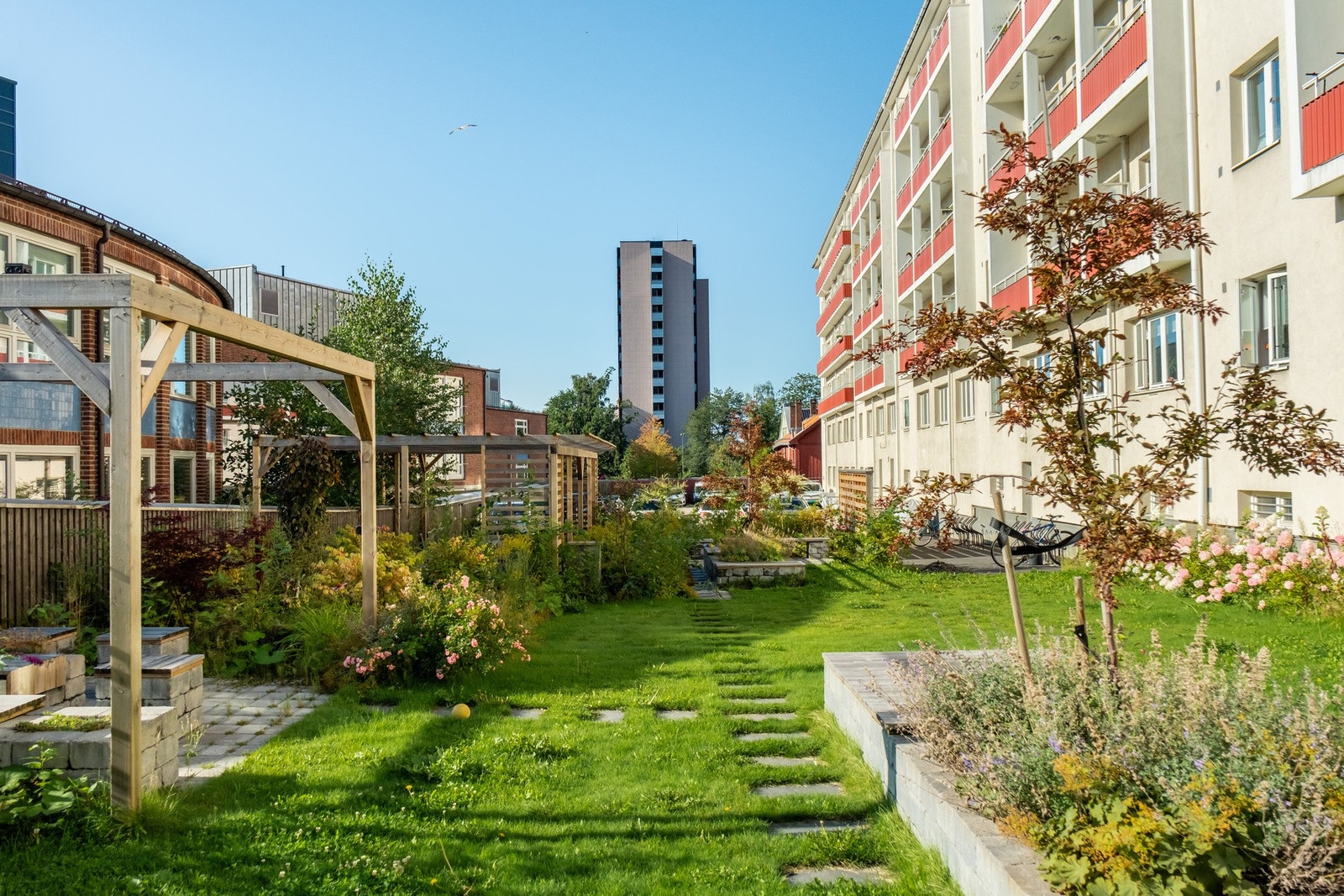 Bakgården er østvendt med sol fra morgen til ca. kl 17:00 midt på sommeren. Her finner du også sykkelparkering. Galleribilde
