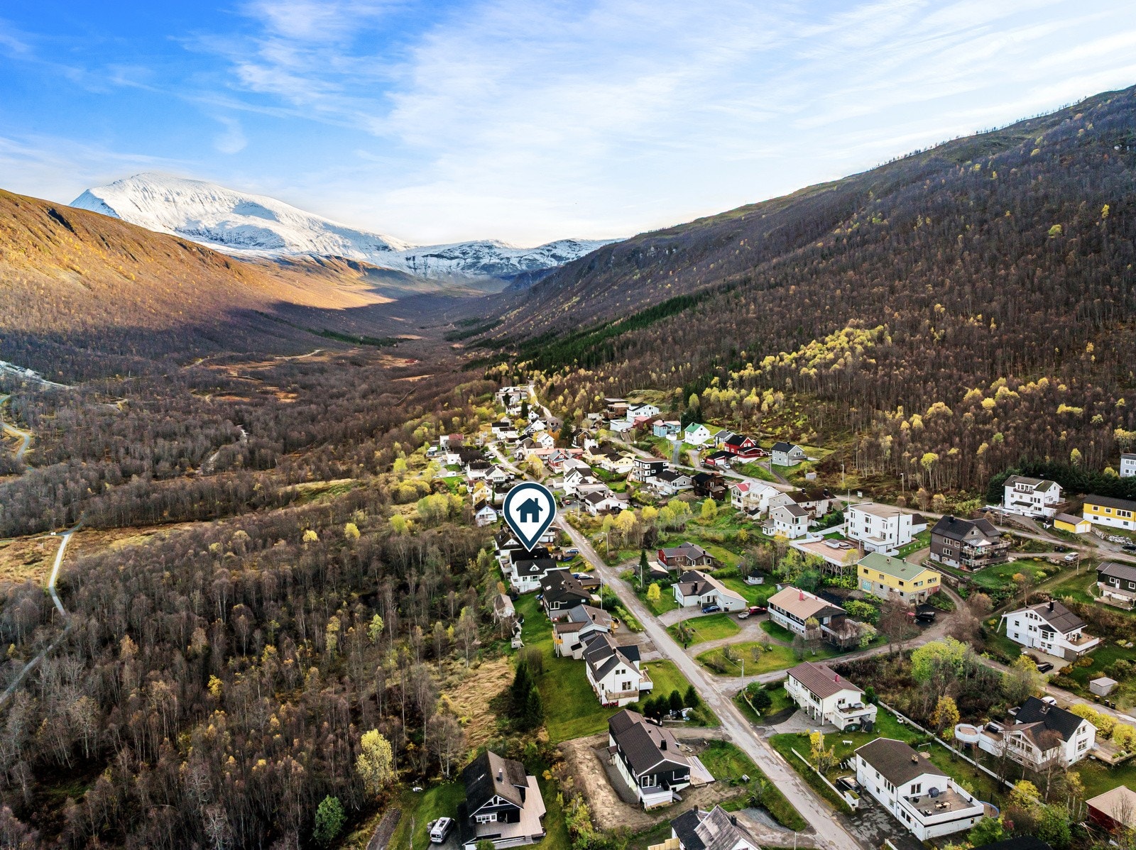Tromsdalen byr på mange turområder, blant annet langs lysløypa inn i dalen, Sherpatrappa eller mot Tromsdalstind.