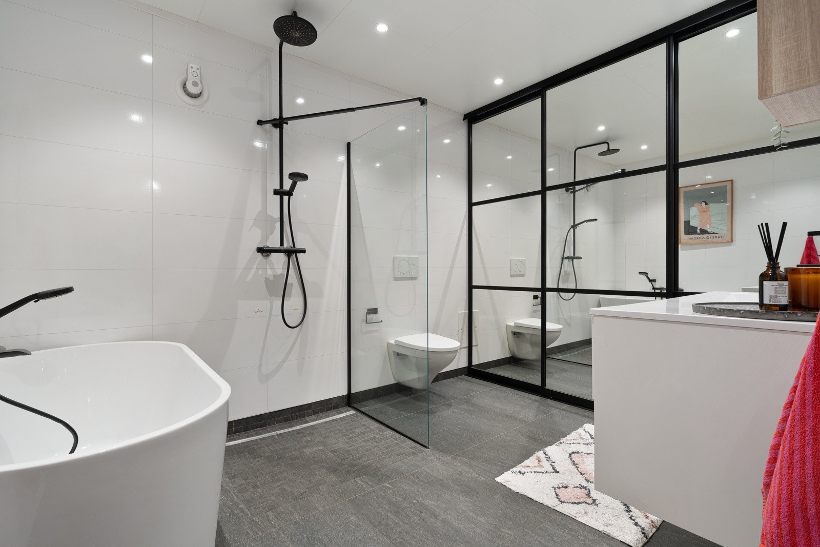 Badet er oppgradert i 2021 og har blant annet badekar, dusj og vegghengt toalett.