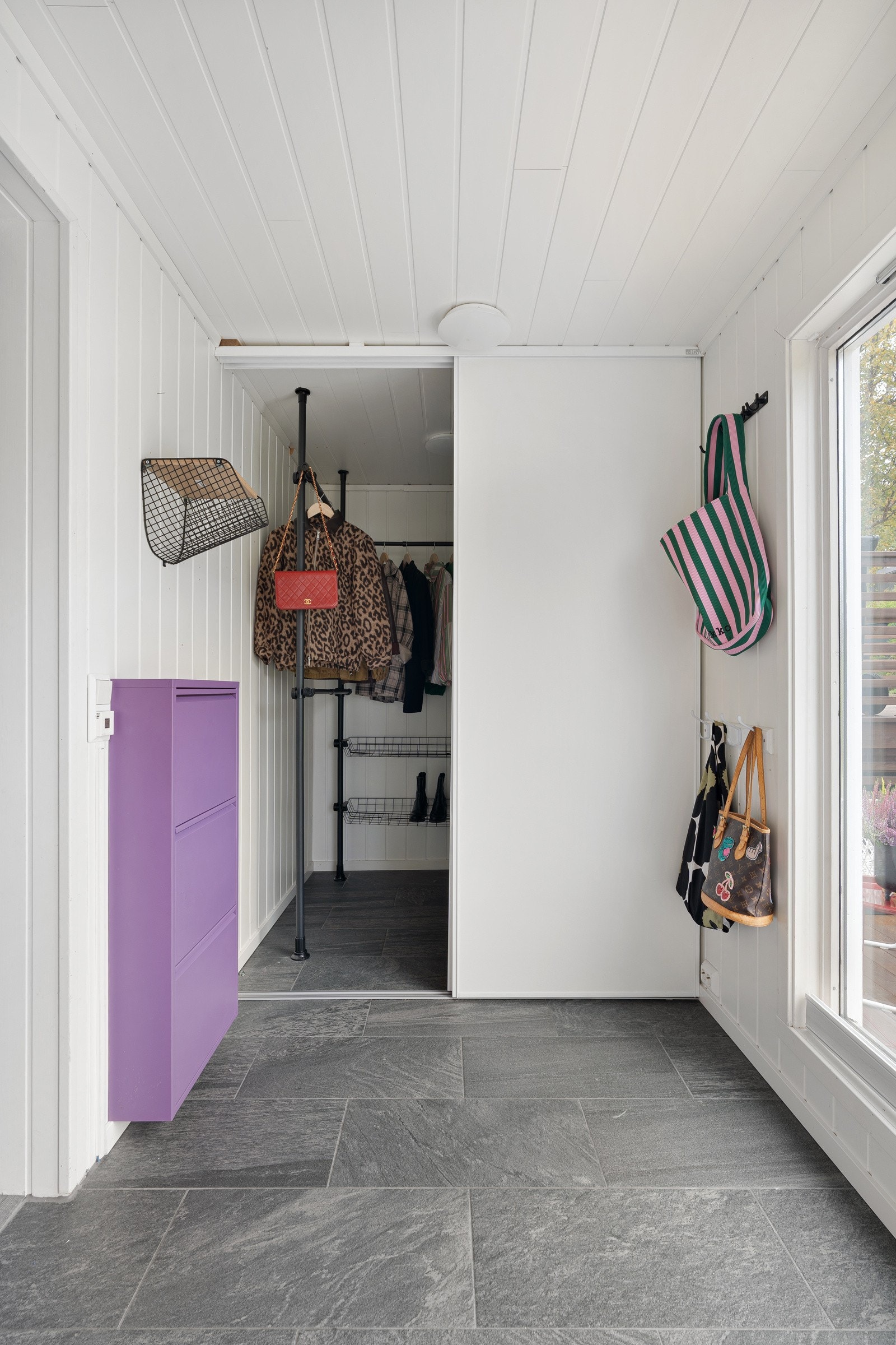 Velkommen inn - Lyst og trivelig inngangsparti med god plass til å henge fra seg yttertøyet.