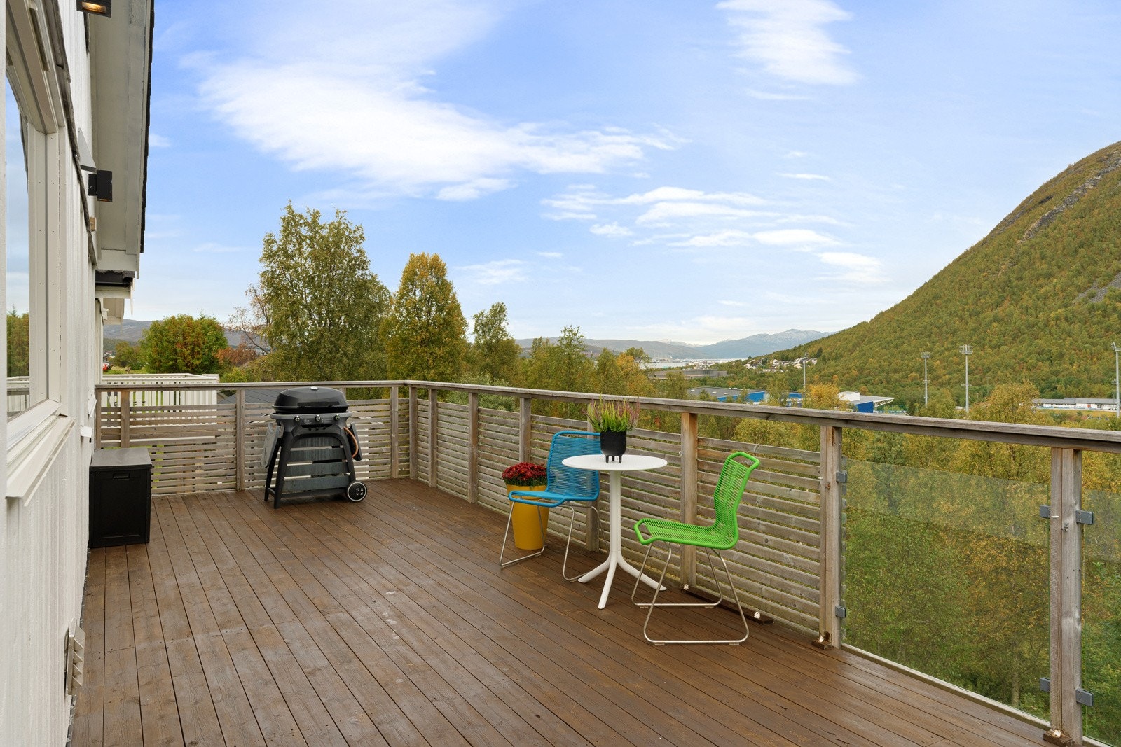 Boligen har rikelig med uteområder. Verandaen rommer både spiseplass og jacuzzi.