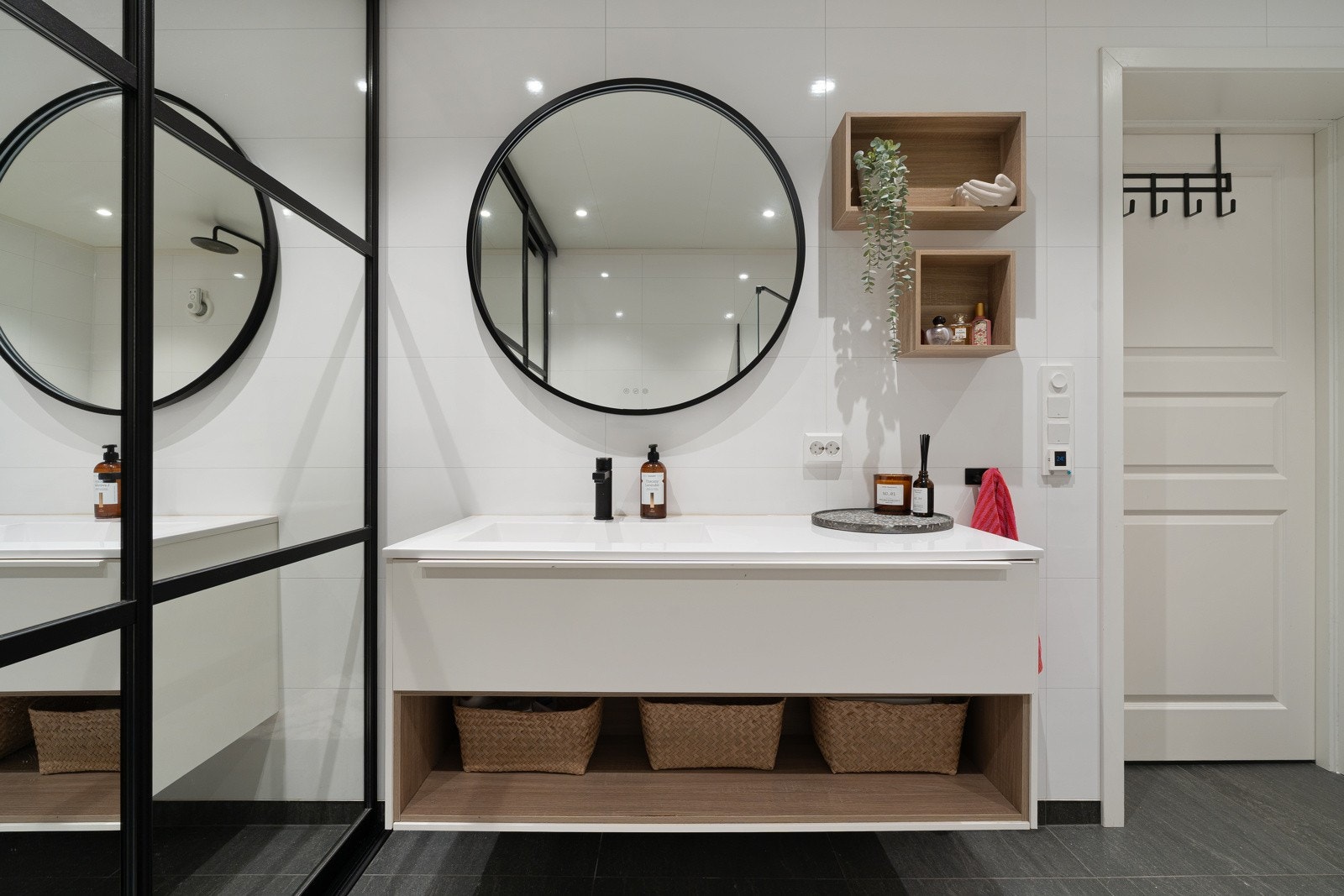 Hovedplan disponerer badet lokalisert i underetasjen. Det gjøres oppmerksom på at vaskerom og bod er omgjort til bad.
