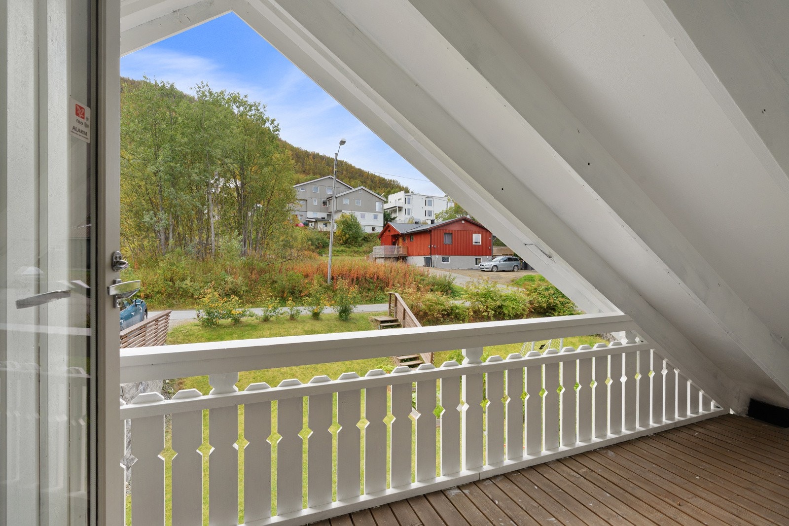 En liten hyggelig uteplass med utgang fra loftet.