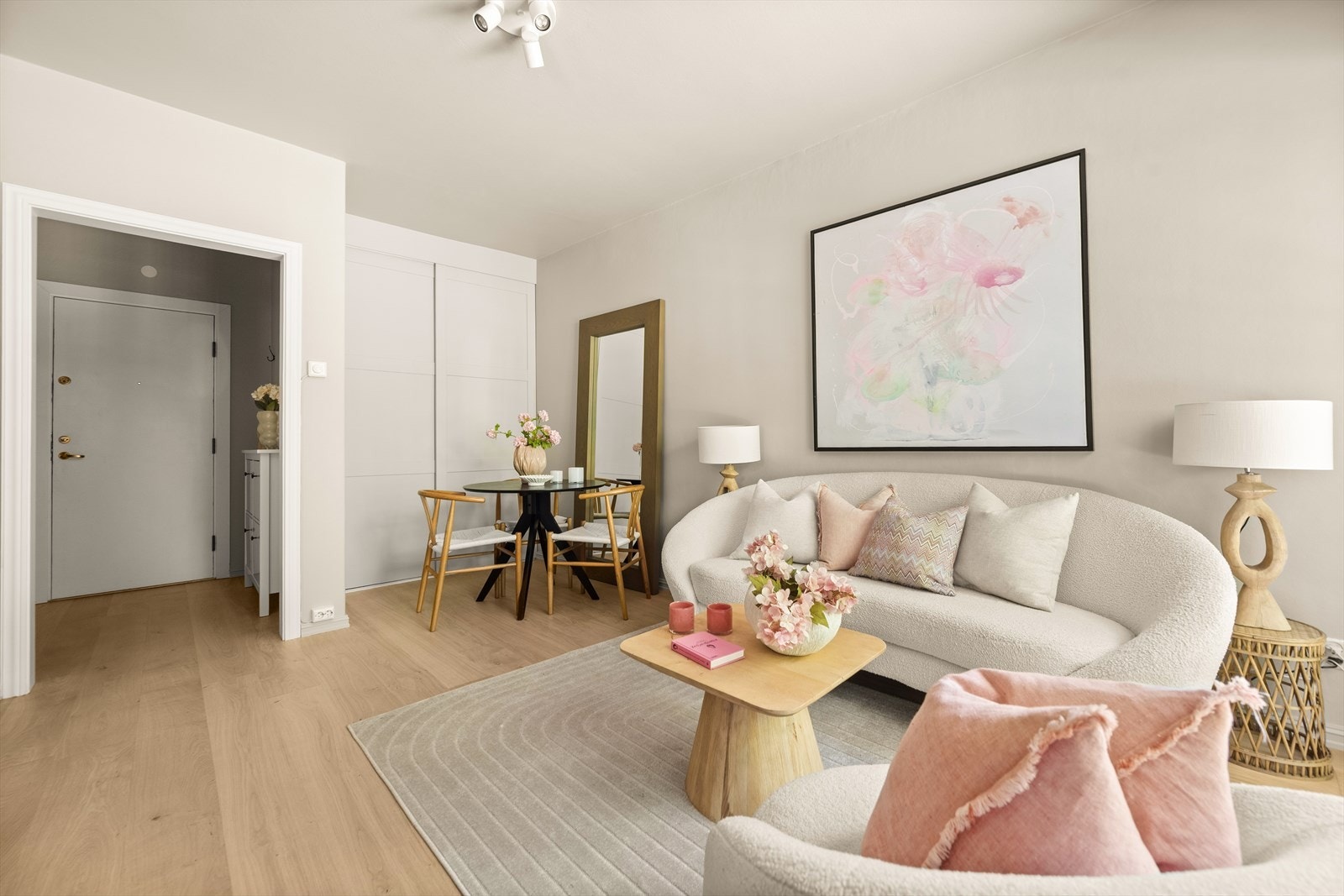 I stuen er det etablert en romslig skyvedørsgarderobe som sikrer rikelig med oppbevaringsplass. Galleribilde