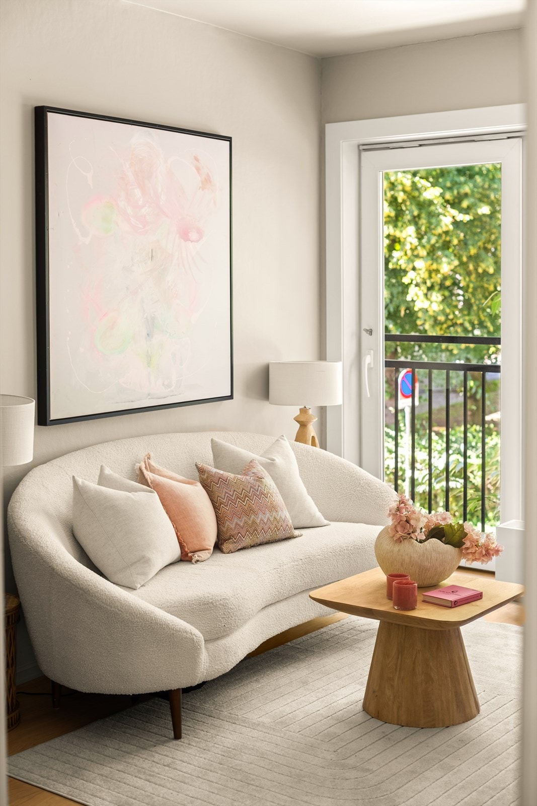 I stuen er det god plass til sofa med tilhørende stuemøblement og spisebord. Galleribilde