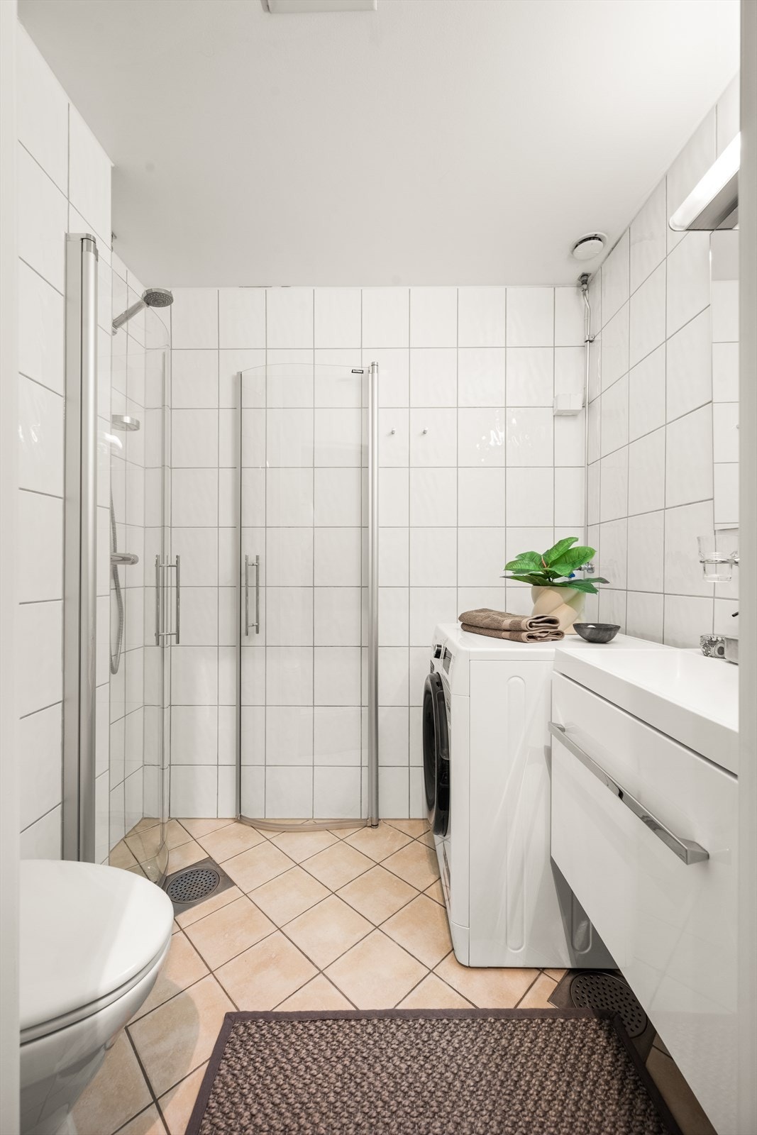 Pent, tidløst bad som ble oppgradert i 2010 i regi av aksjelaget. Badet har flislagte overflater, gulvvarme og opplegg for vaskemaskin. Galleribilde