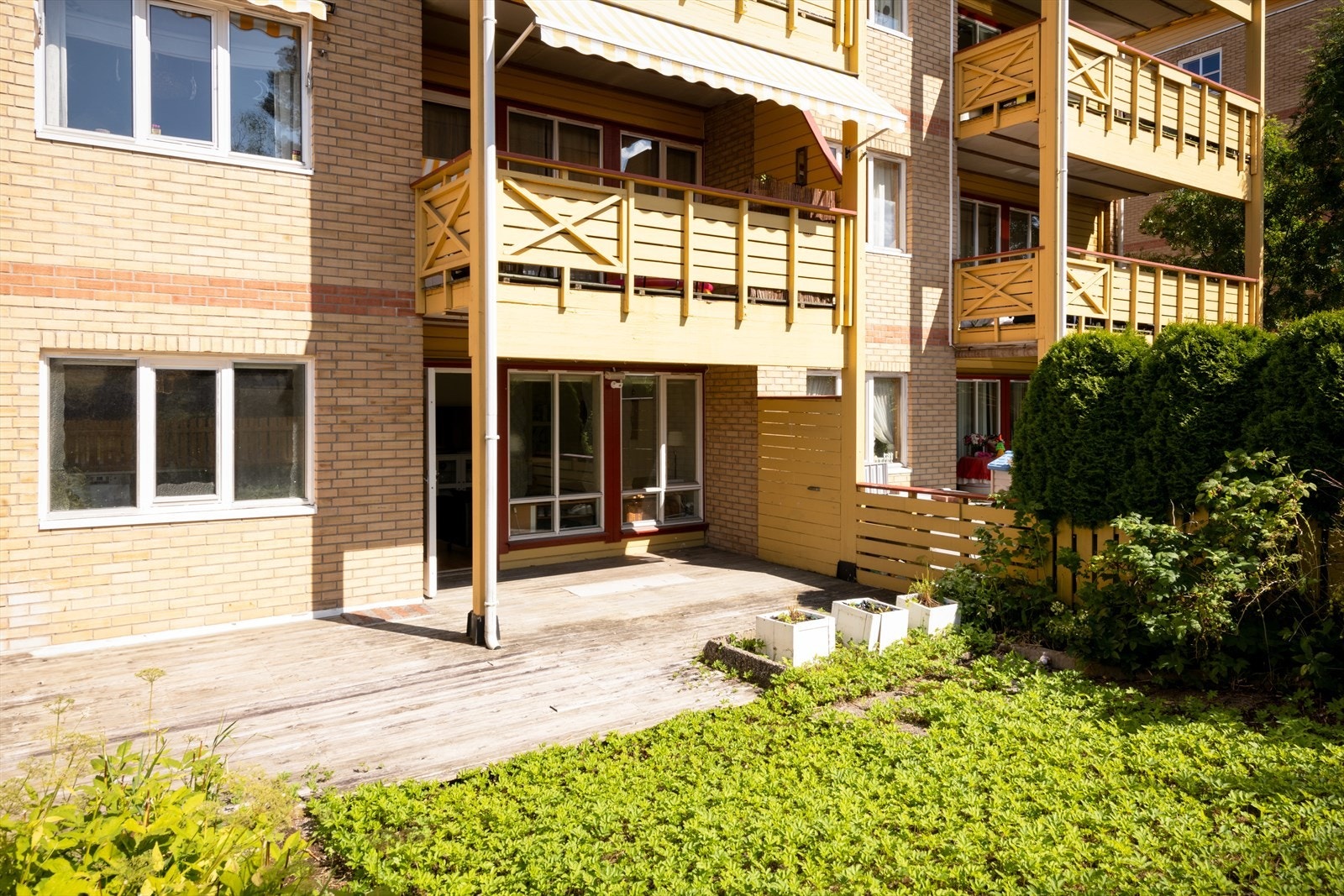 Uteplass. Galleribilde