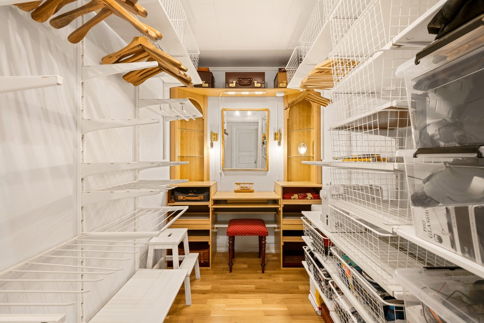 Praktisk bod/walk-inn closet med gode oppbevaringsmuligheter og egen sminkesone. Galleribilde