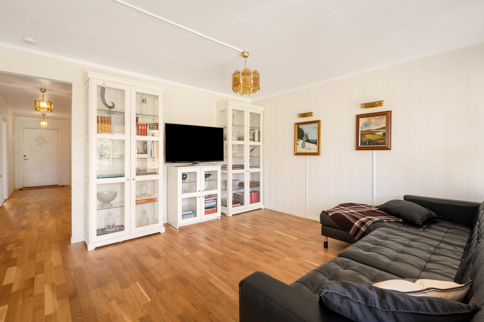 Lys og romslig stue med god plass til sofagruppe. Galleribilde
