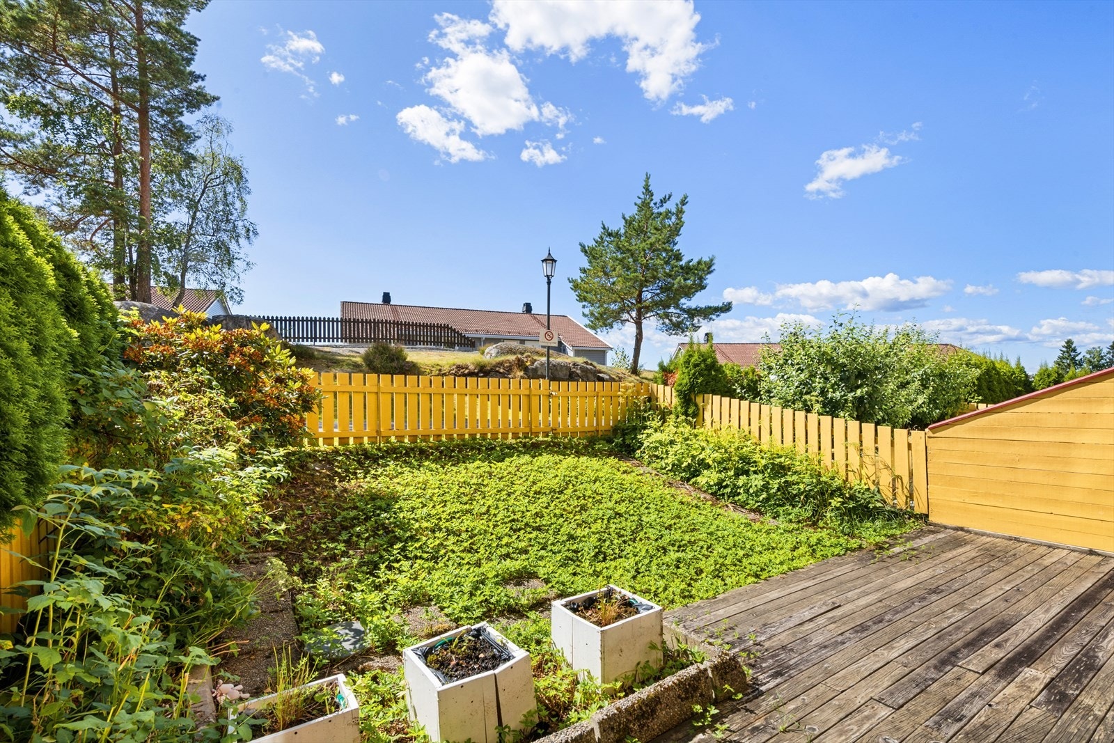 Flott og stor hage med gode solforhold. Galleribilde