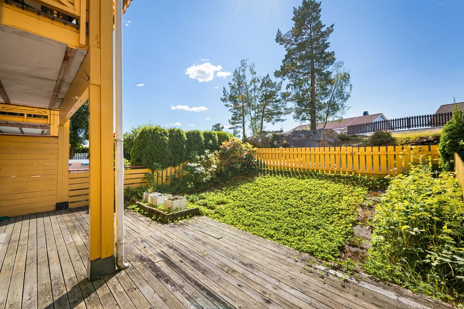 Direkte adkomst til gangvei fra hagen. Galleribilde