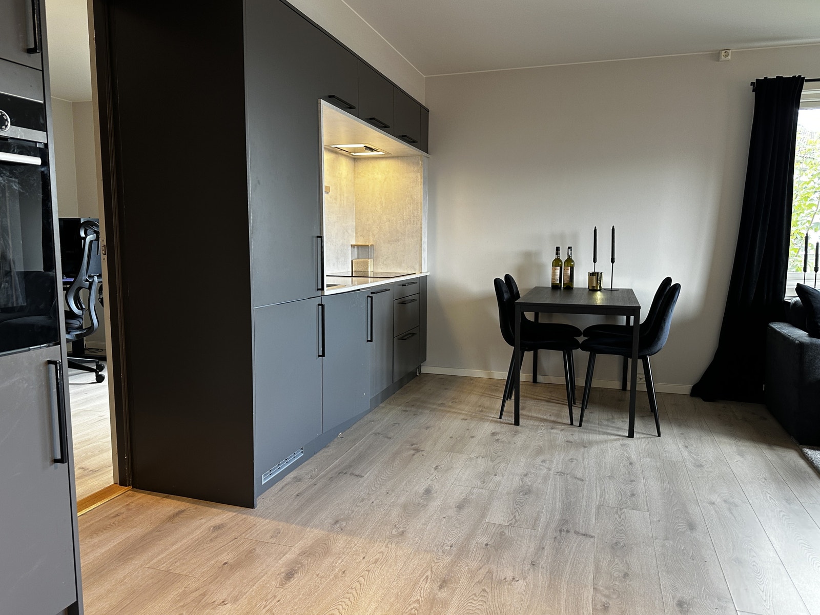 Flott og moderne innrammet kjøkken fra Sigdal. Galleribilde