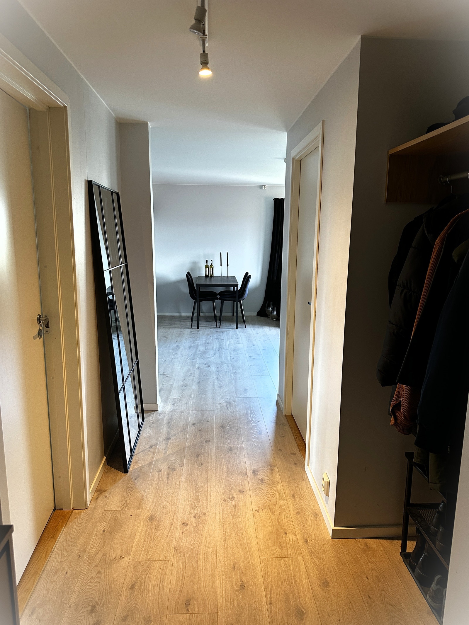 Entre med garderobe nisje Galleribilde