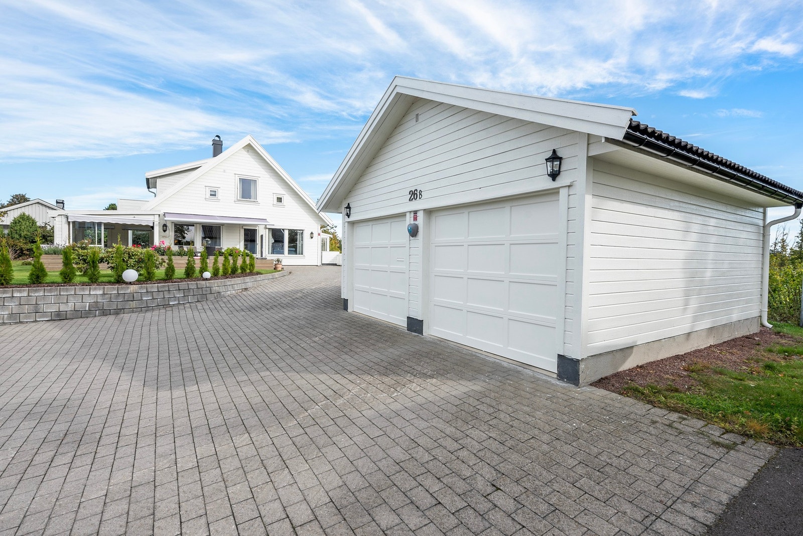 Stor og praktisk dobbelgarasje med svært gode parkerings- og oppbevaringsmuligheter. Galleribilde