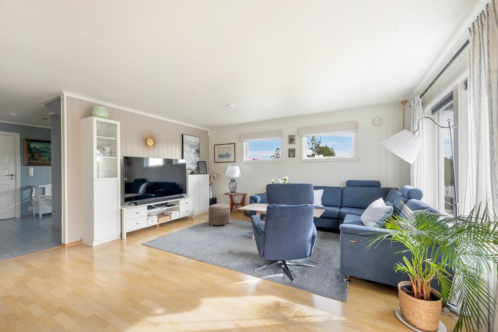Lys og trivelig stue med god plass til både sofagruppe og hyggelige sosiale soner. Galleribilde