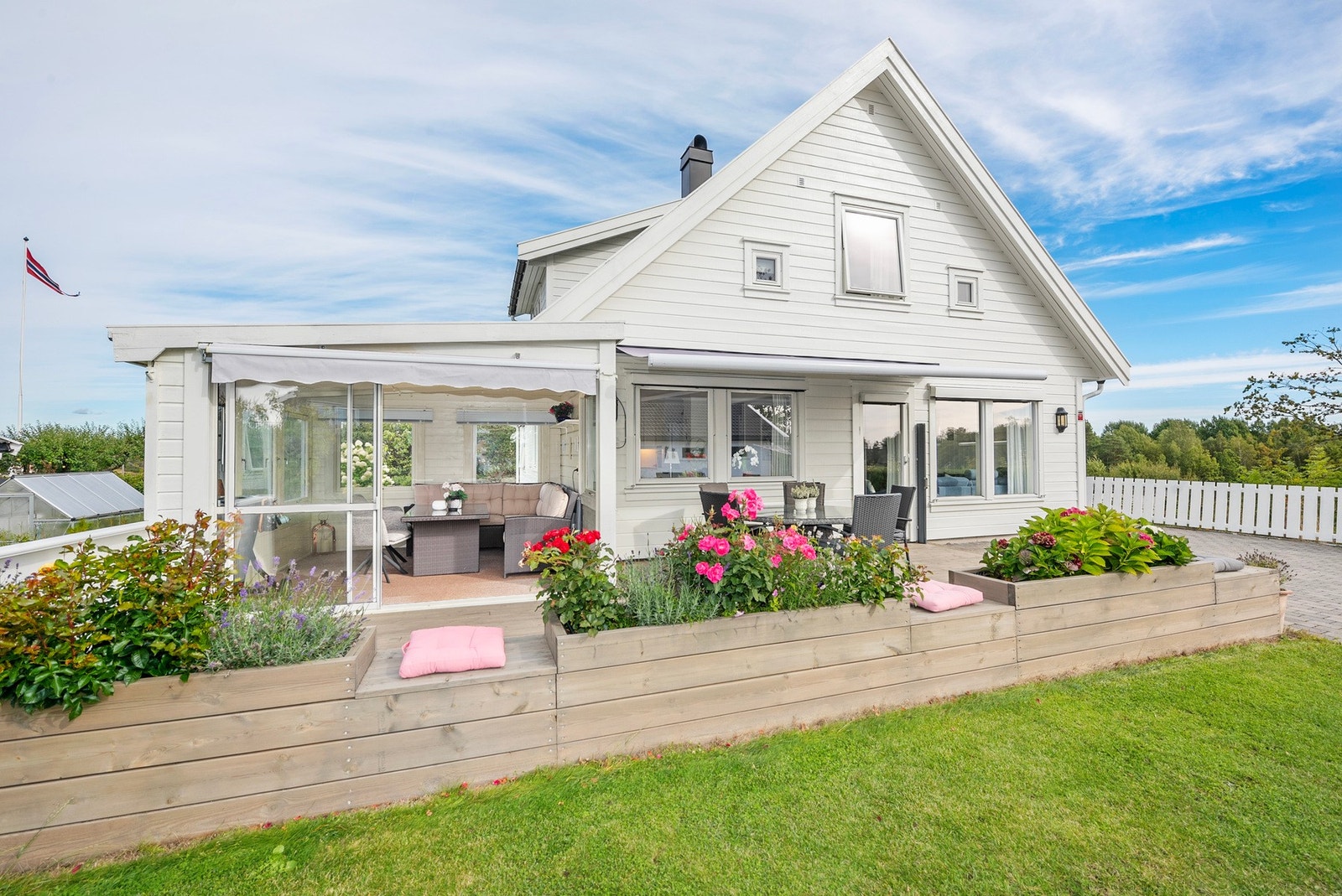 En stilren og innbydende enebolig med gjennomtenkte løsninger, gode rom og rikelig med plass til hele familien. Galleribilde
