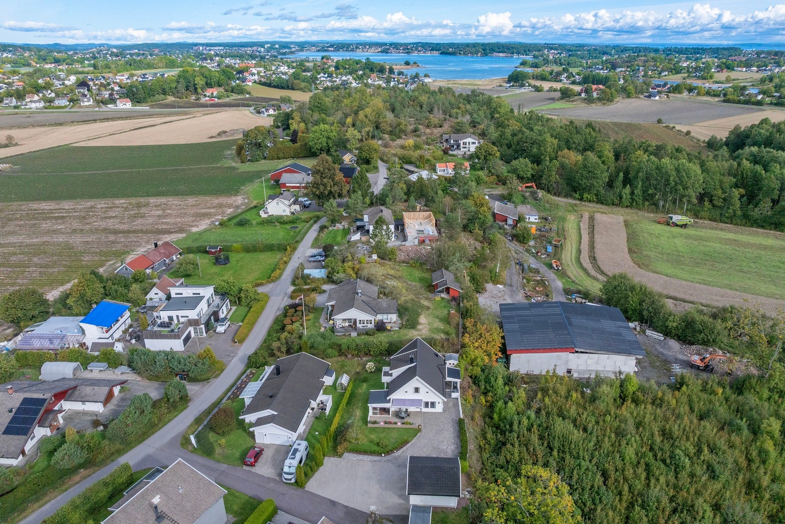 Fin og rolig beliggenhet med kort vei til badestrand, skole, butikk og Borgheim. Galleribilde