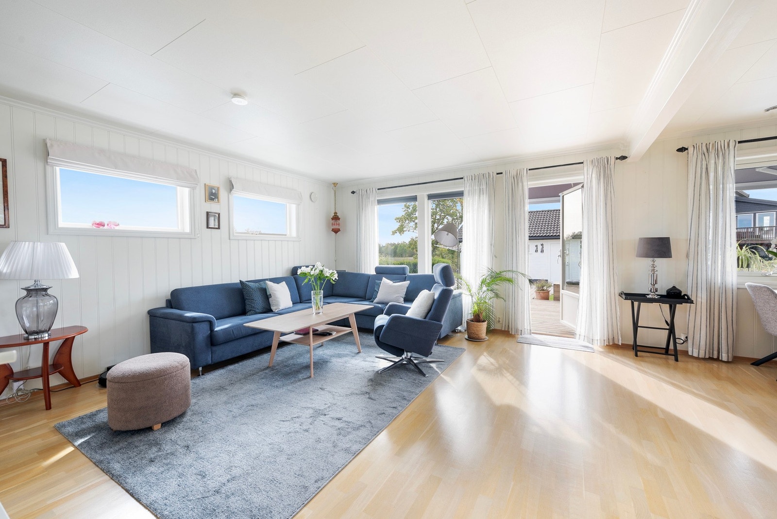 En bolig hvor det er enkelt å se for seg både rolige hverdager og hyggelige sammenkomster med familie og venner Galleribilde