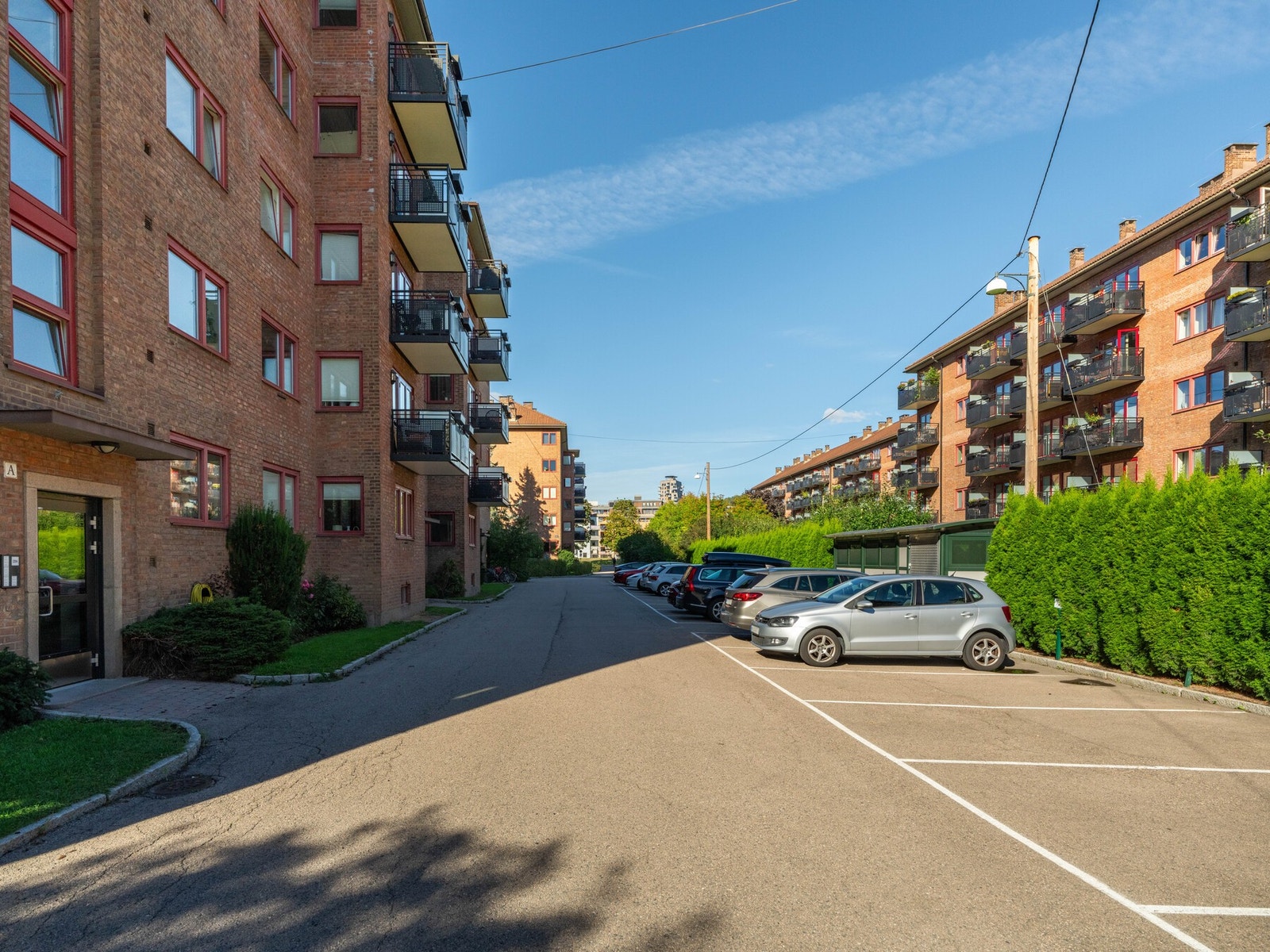 Borettslaget har 150 P-plasser og 6 MC-plasser som kan leies, i tillegg til 13 gjesteplasser og 6 EL-ladestasjoner. Styret informerer pr. 07.09.2026 om at det er ca. 10 ledige p-plasser. Galleribilde