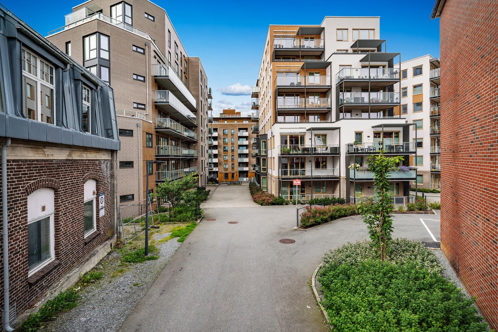 - Her bor man sentralt i fine omgivelser, samtidig som man er tett på flotte naturområder - Galleribilde