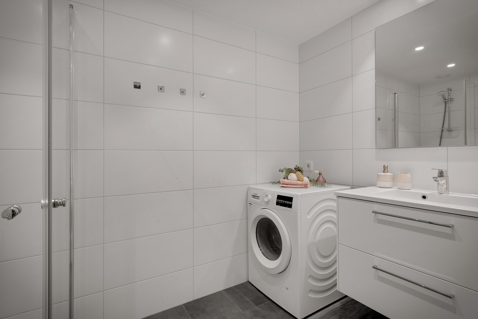 - Badet er helfliset og har kvaliteter som downlights i himling, varme i gulv og rør-i-rør - Galleribilde