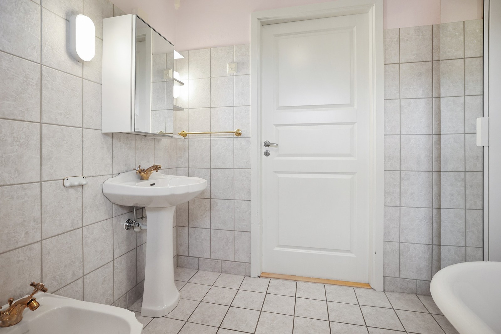 Badet inneholder også servant, toalett og bidet. Galleribilde