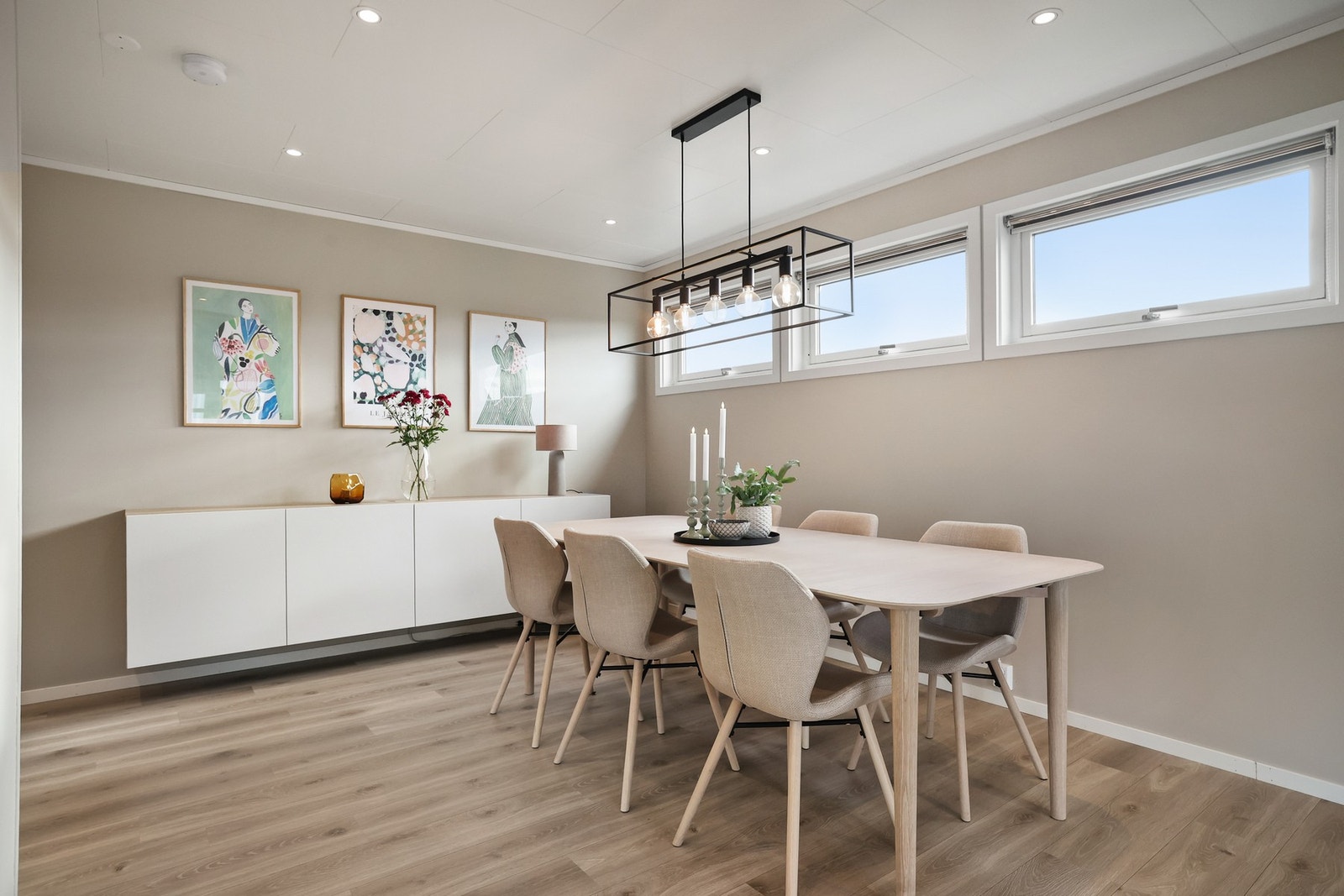 Egen spisestue med god plass til langbord og gjester. Galleribilde
