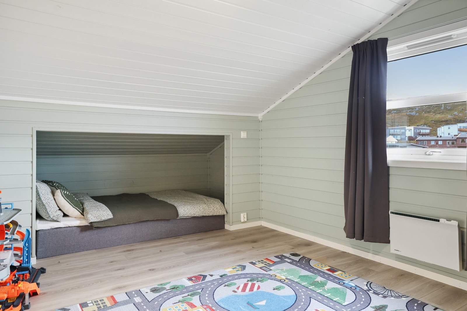 Sjarmerende soverom på loftet med en smart, plassbygd seng. Galleribilde