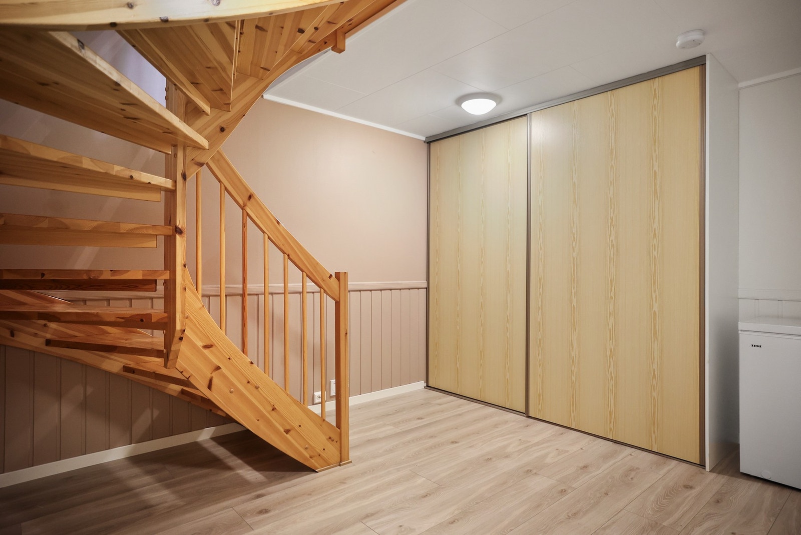 Romslig gang med skyvedørsgarderobe for ekstra lagring. Galleribilde