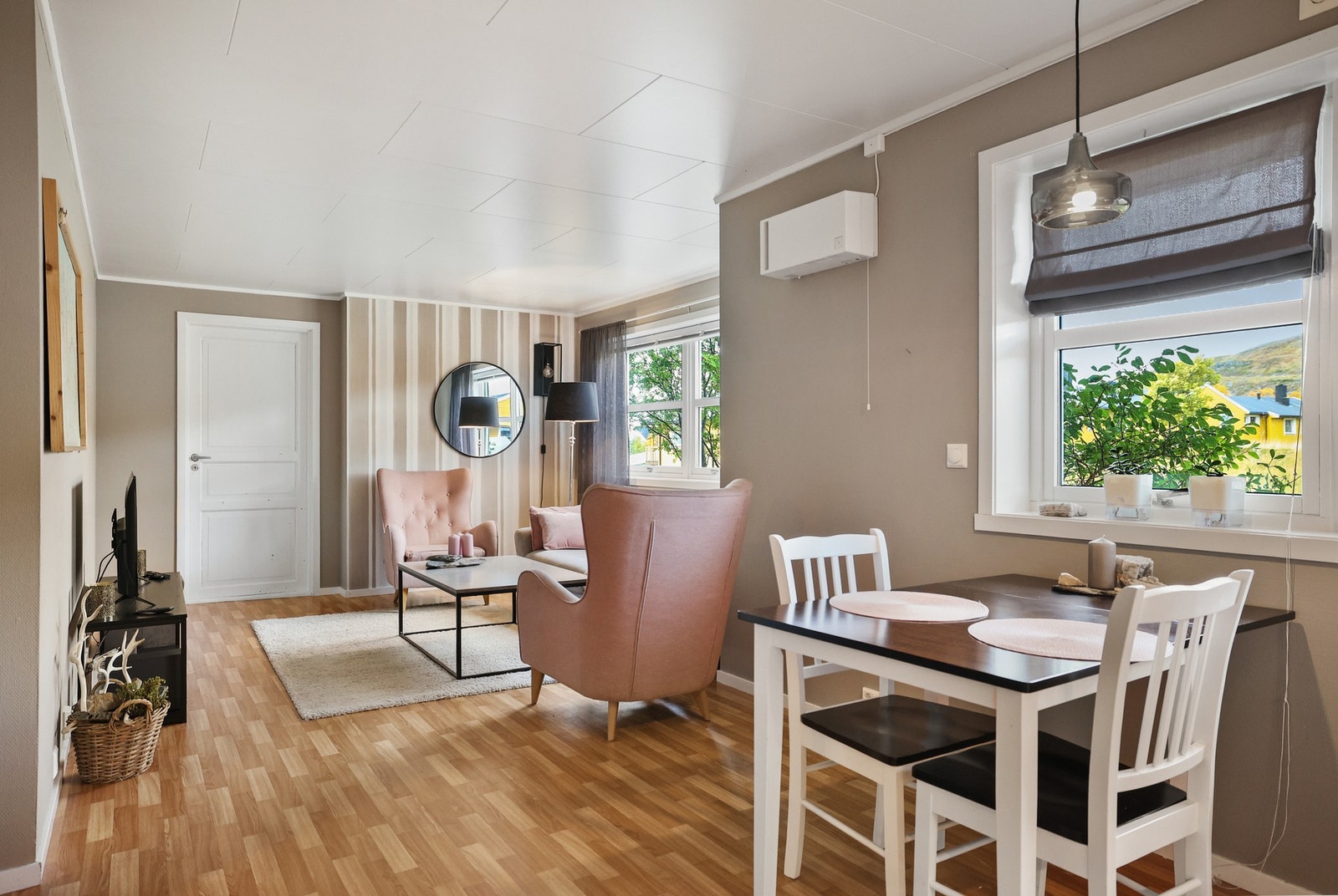 Her er det plass til både sittegruppe og en liten spiseplass. Galleribilde