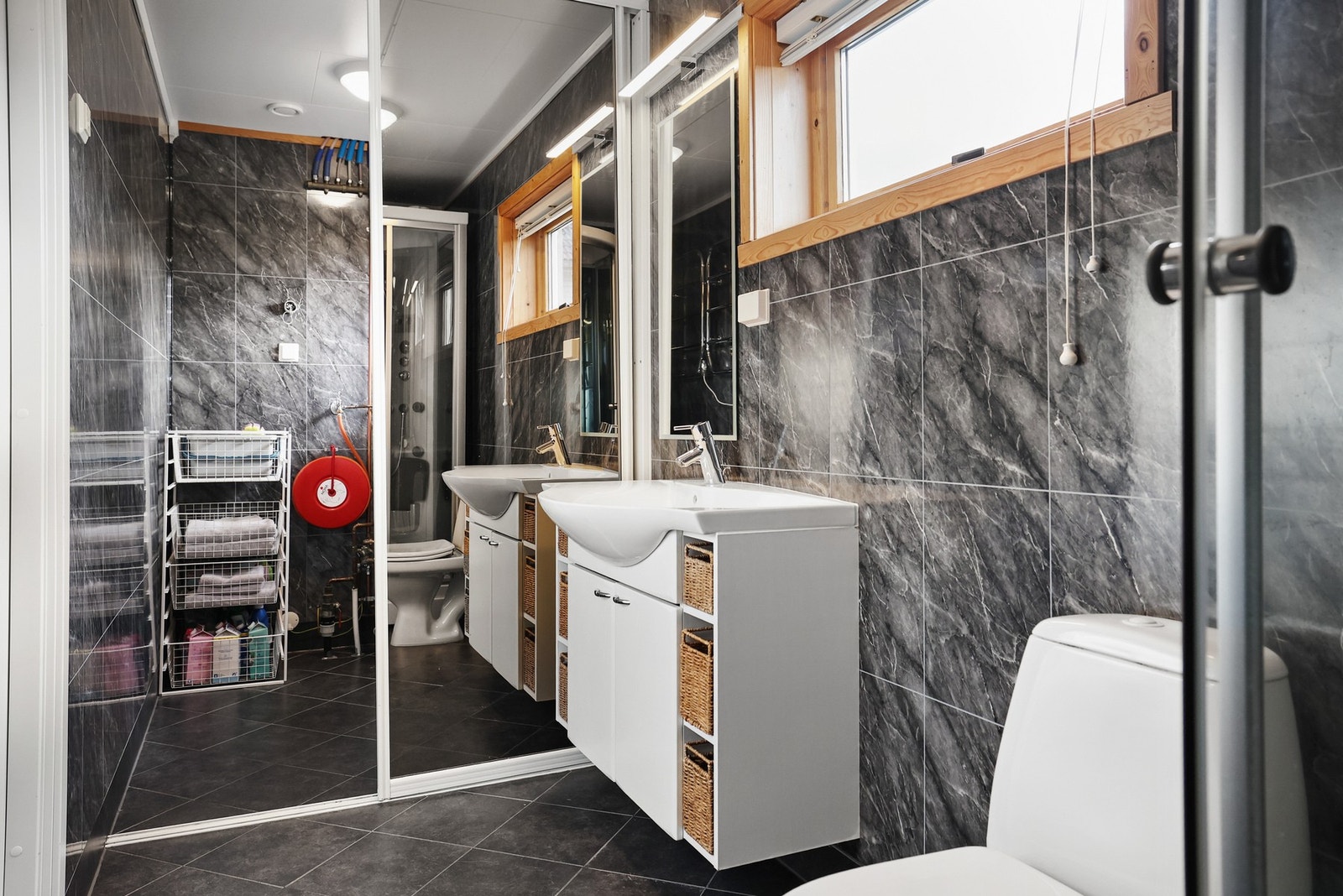 Badet har servant med underskap og speil. Galleribilde