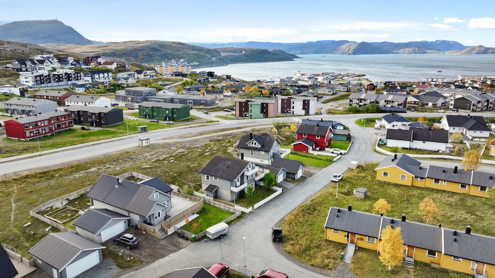 Boligen har en flott beliggenhet med utsikt over nærområdet og sjøen. Galleribilde